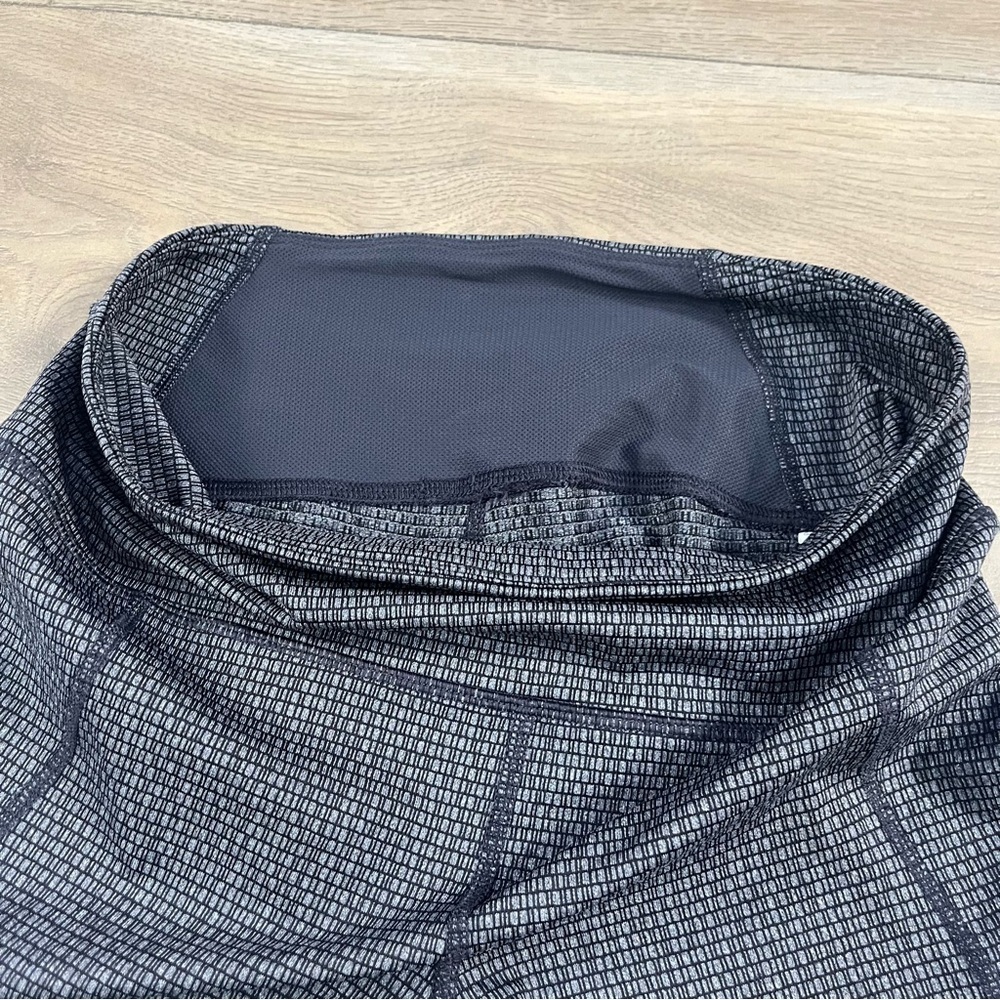 Under Armour Women's Black Leggings Reflect Heat Gear - Picture 9 of 14